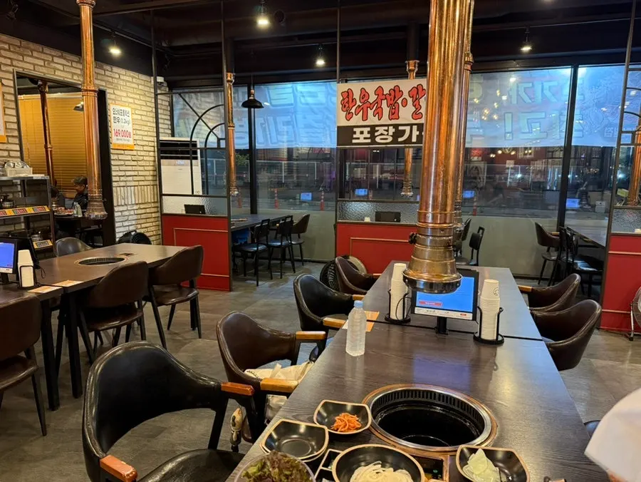 Spacious, neatly arranged dining hall at Sipnyeon Hanwoo Silbijip Dongpyeon-maeul branch
