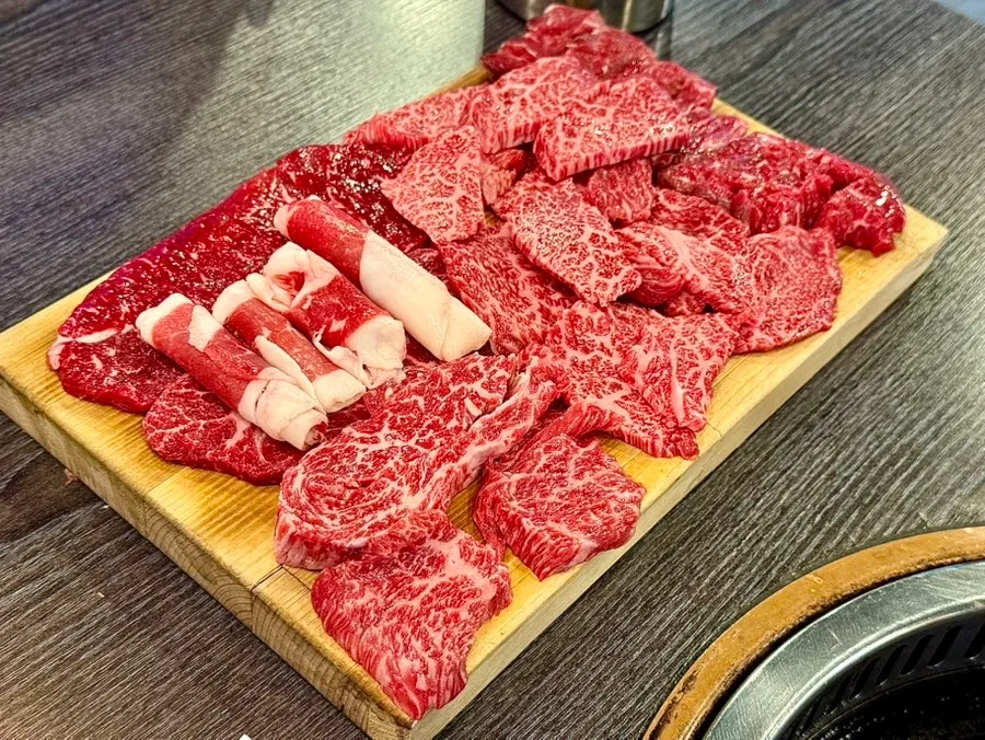 Plate of assorted special cuts from the Sipnyeon Special Hanwoo 600g