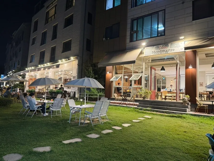 Exterior view of the restaurant, close to the Dongpyeon-maeul café street