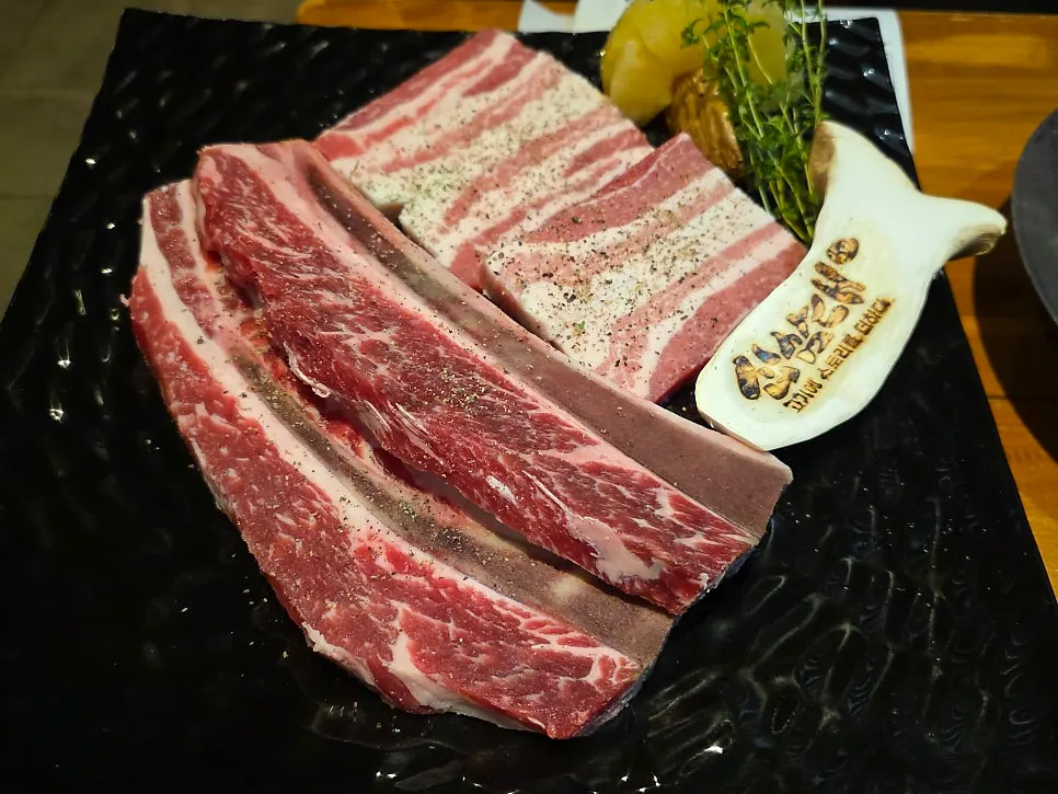 주문과 동시에 나온 13일 숙성 프리미엄 우대갈비 생고기