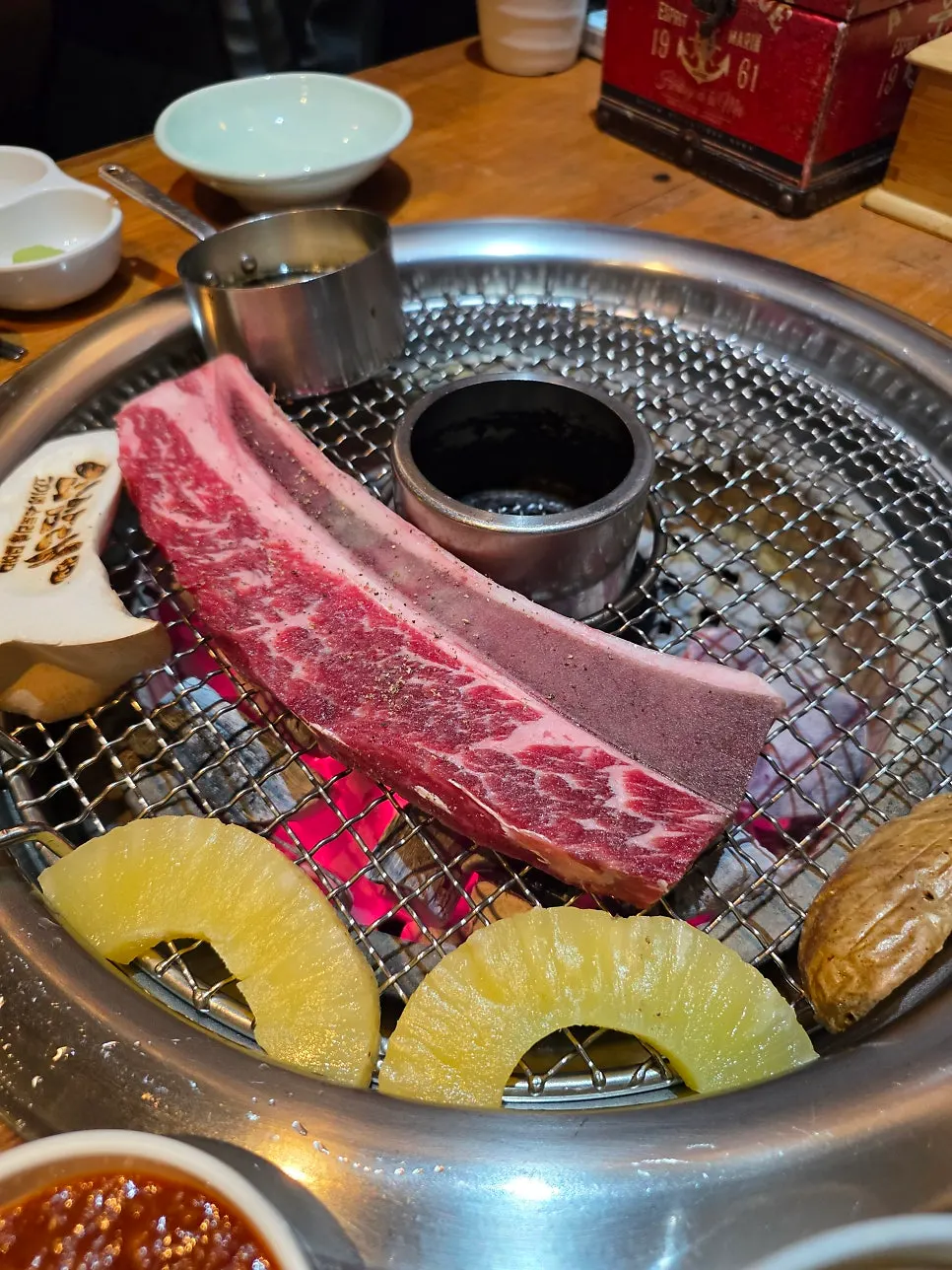 불판 위에 올라간 우대갈비