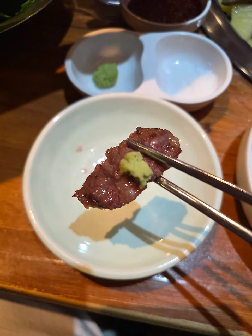 알맞게 익은 13일 숙성 우대갈비 한 점