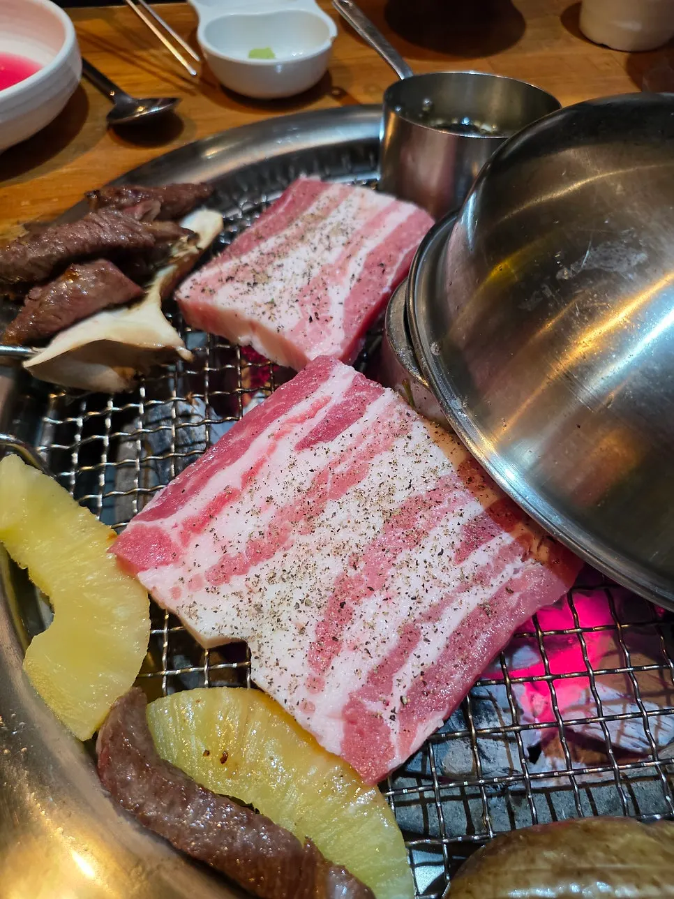 밑반찬과 함께 싸 먹는 우대갈비
