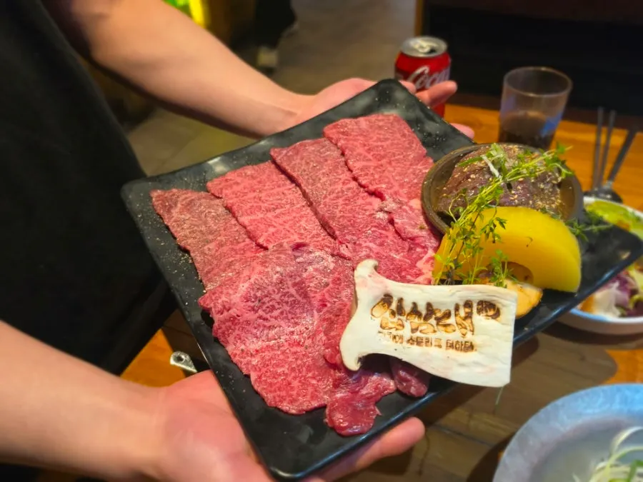 생맥주와 콜라가 놓인 테이블