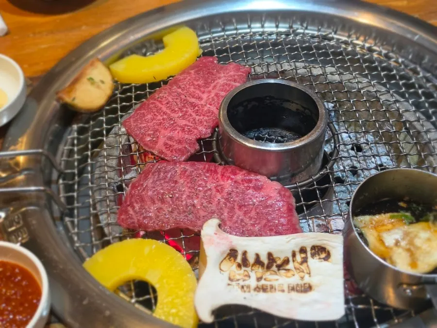 직원이 구워주는 그릴링 서비스 장면