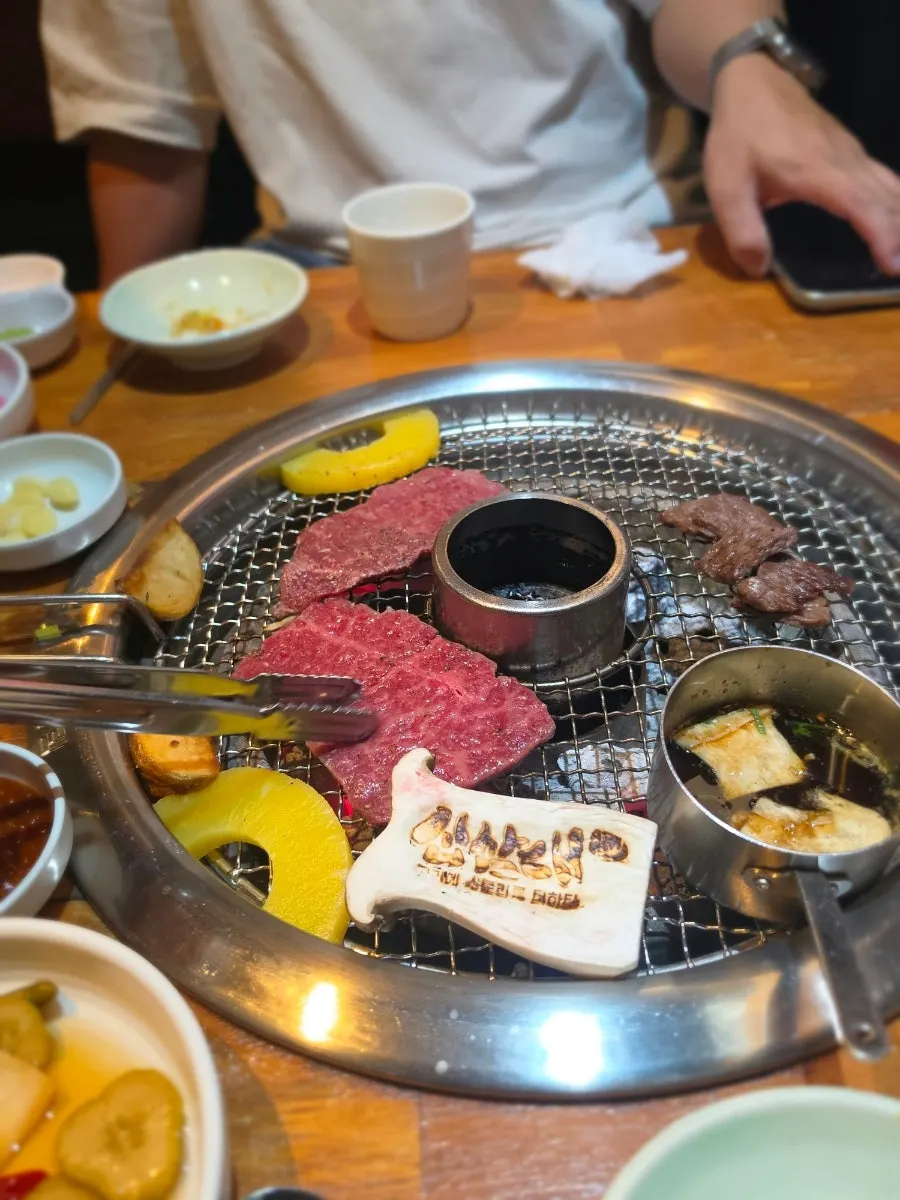 훈연향을 입히는 십삼대 고기 굽기