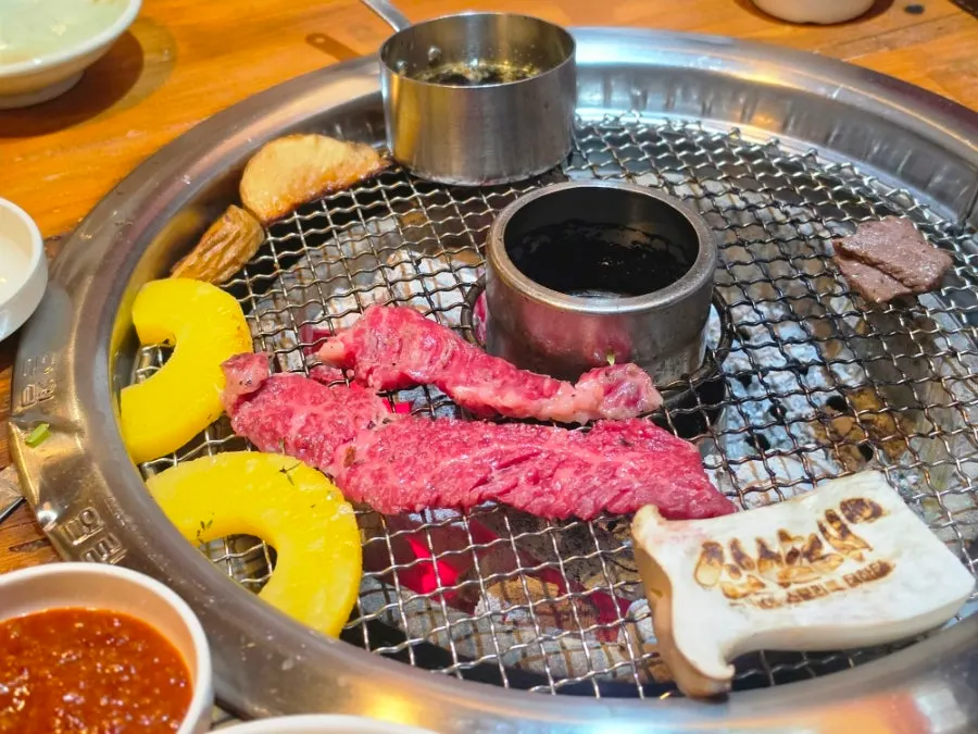 숯을 한쪽으로 몰아놓은 화로