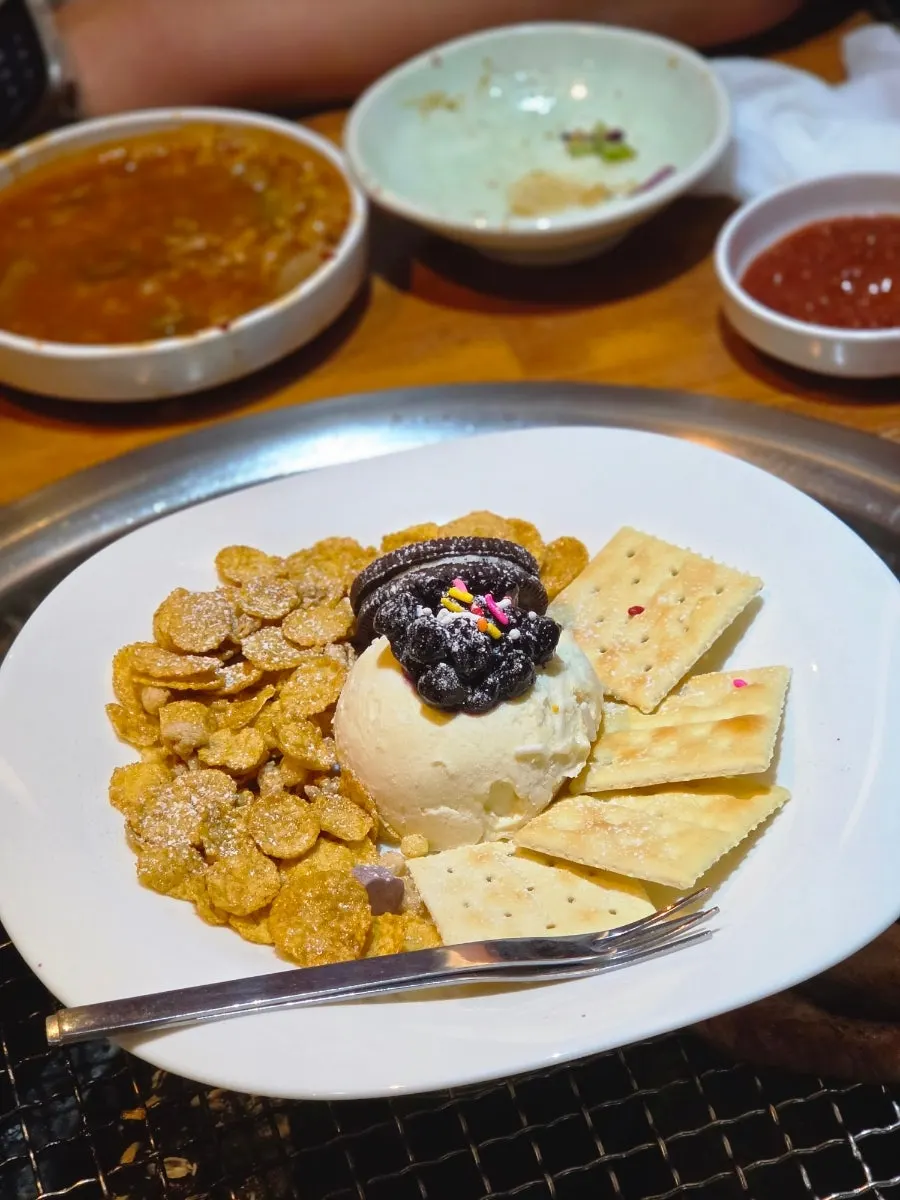 서비스로 나온 크림치즈 디저트 접시