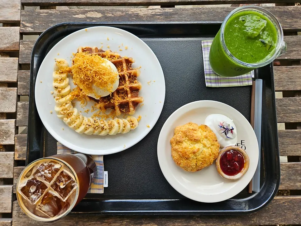 Sisup brunch spread with croffle, scone, and drinks