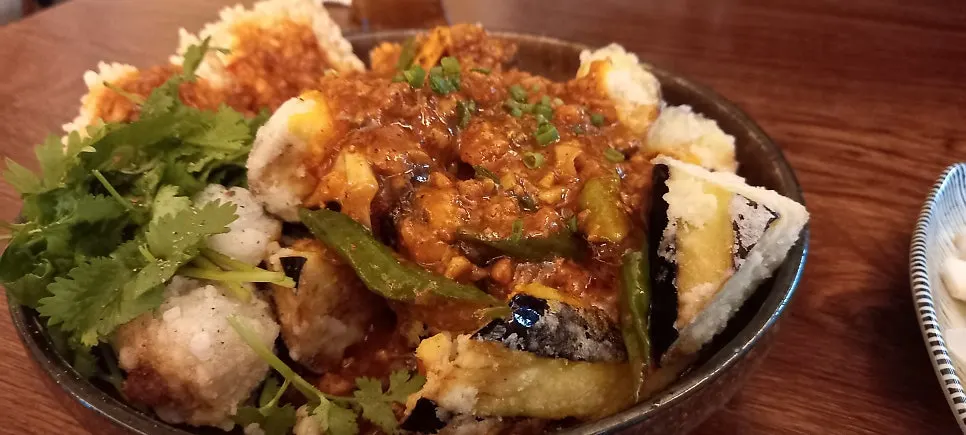 노릇하게 부쳐진 보리새우 미나리전