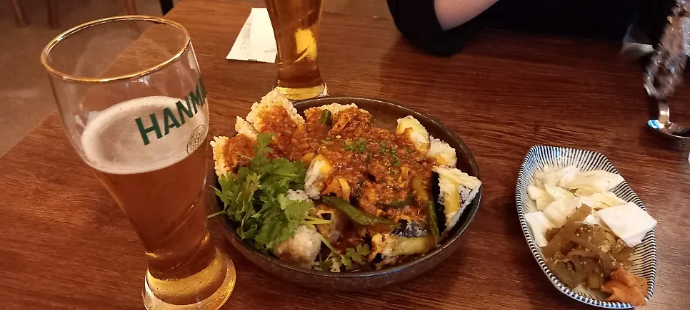미나리전 위에 올라간 보리새우