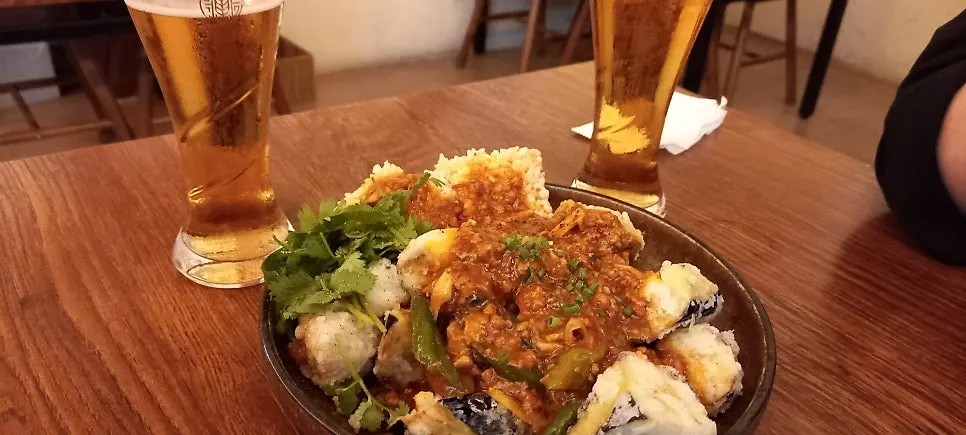 맥주와 안주를 나눠 먹는 저녁 테이블