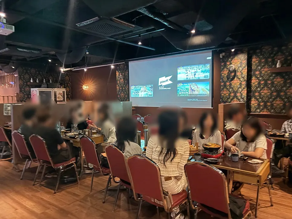 Group seating and room area at Siseon Gyodae Branch