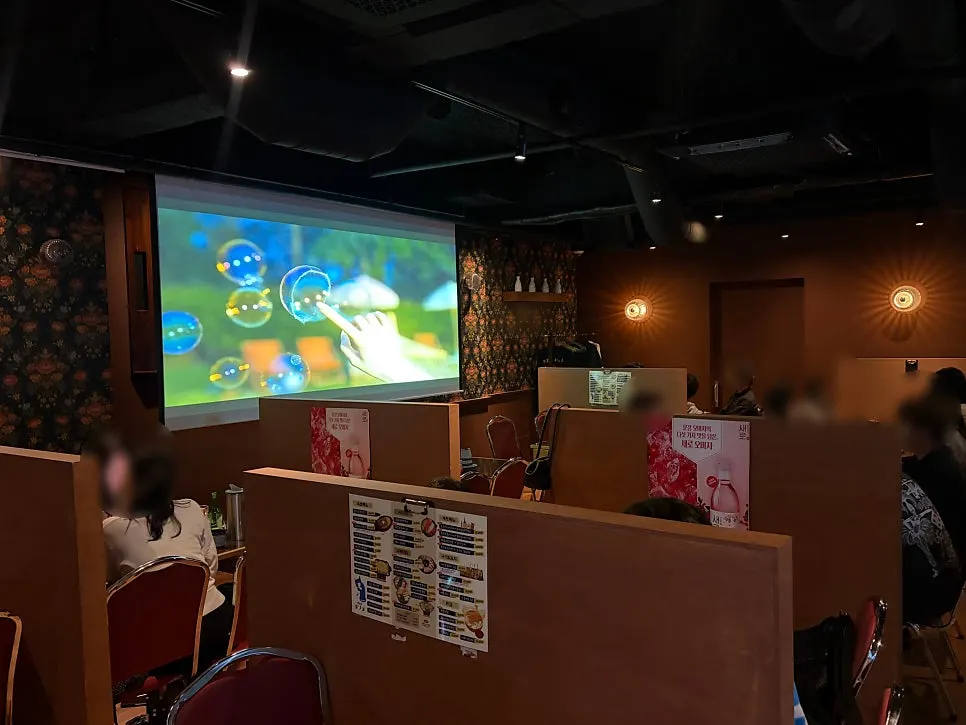 Table and lighting atmosphere at Siseon Gyodae Branch
