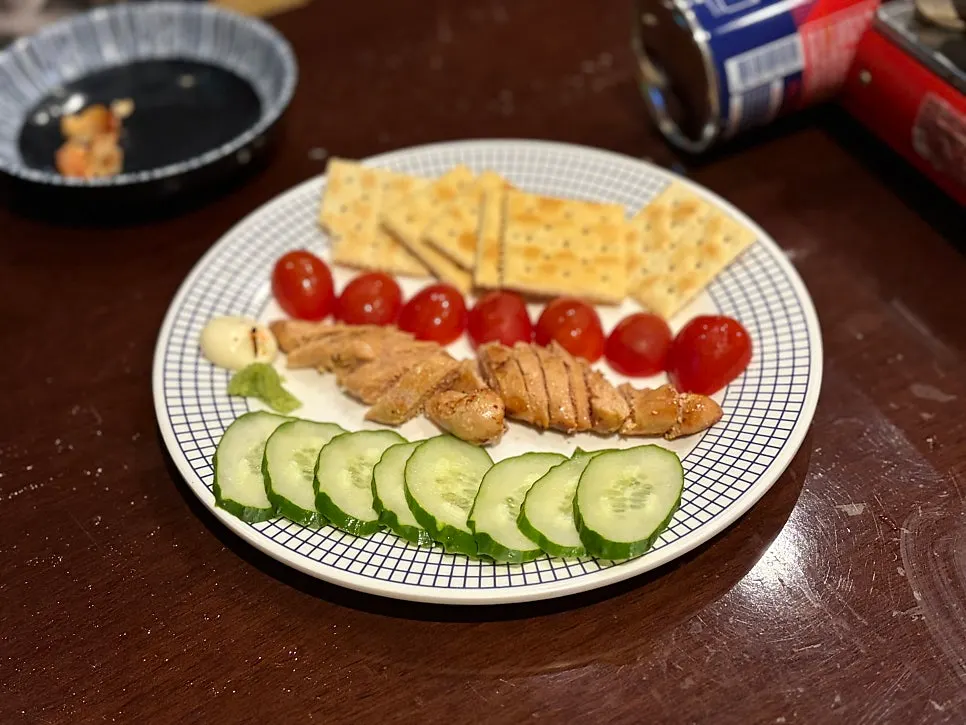 Grilled pollock roe served with crackers and cherry tomatoes