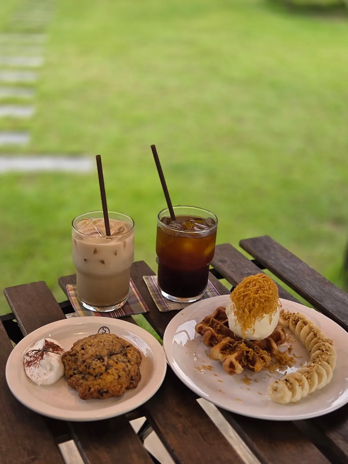 Croffle, scone, and drinks ordered at Sisup laid out on the table