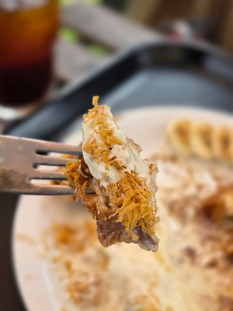 Sisup croffle plate topped with ice cream