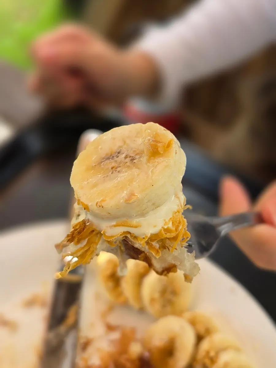 Sisup croffle plating with banana on the side