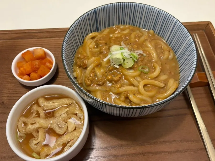 정갈하게 차려진 시올돈 돈카츠 정식 상차림