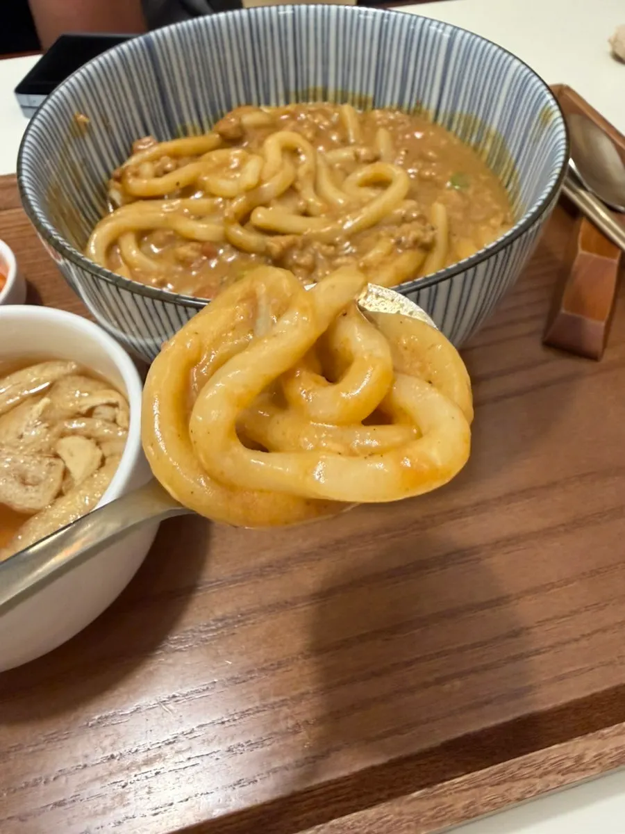 토마토 카레소스에 밥을 비벼 먹는 모습