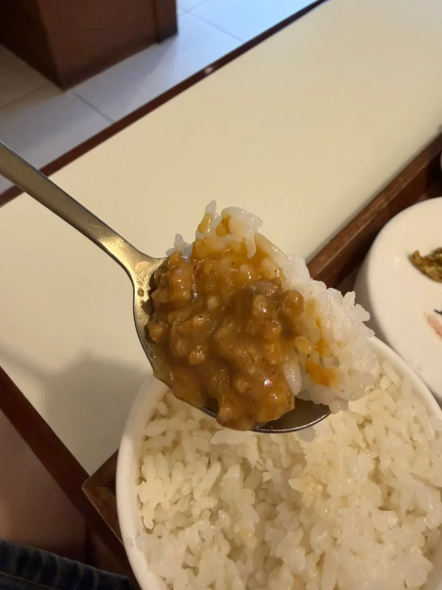 카레소스와 밥, 우동 면을 함께 담은 접시