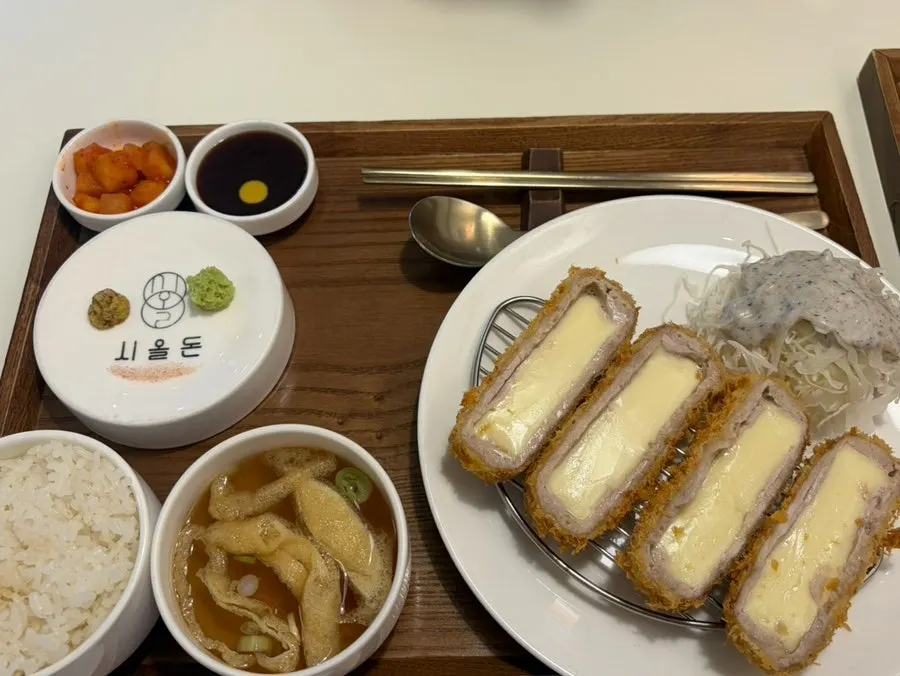 우동과 돈카츠가 놓인 테이블 전체 컷