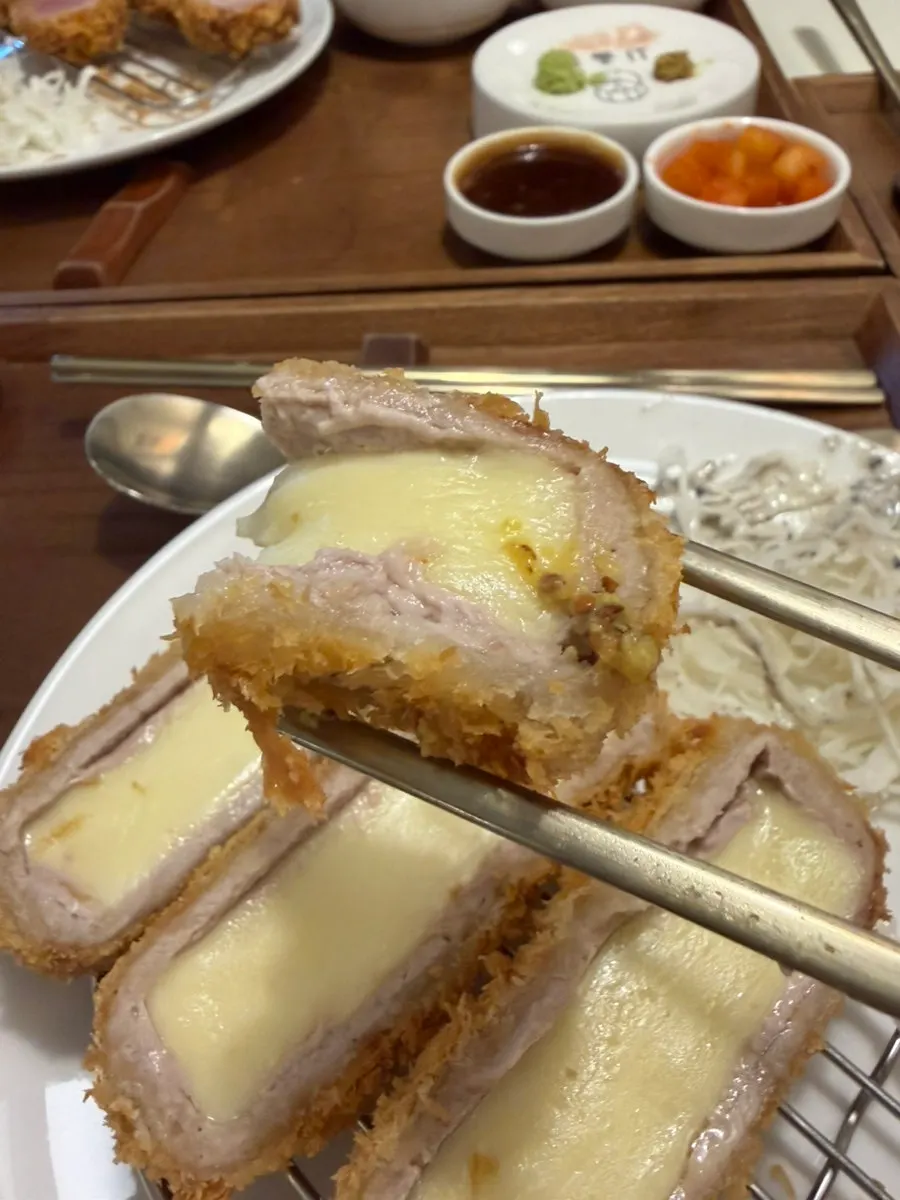 쭉 늘어나는 치즈카츠 단면