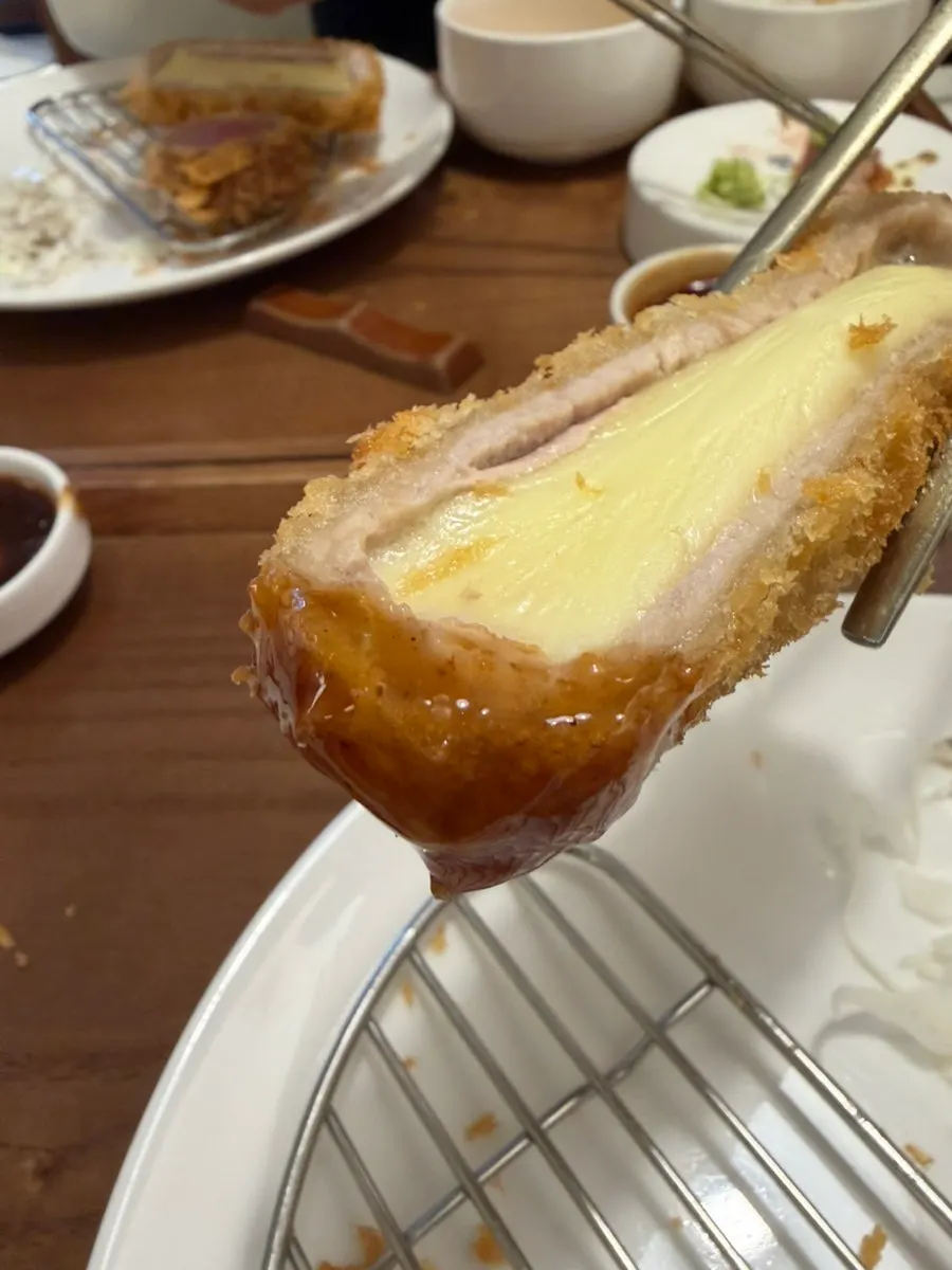 치즈카츠 조각과 곁들임 소스