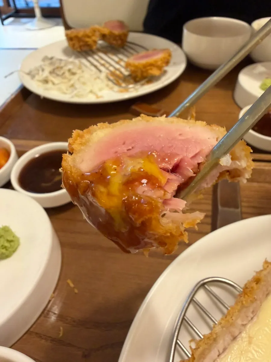 와사비와 돈카츠 소스에 찍은 안심카츠