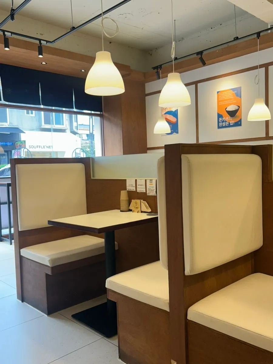 Table seating with separated space at Sioldon Ilwon Branch