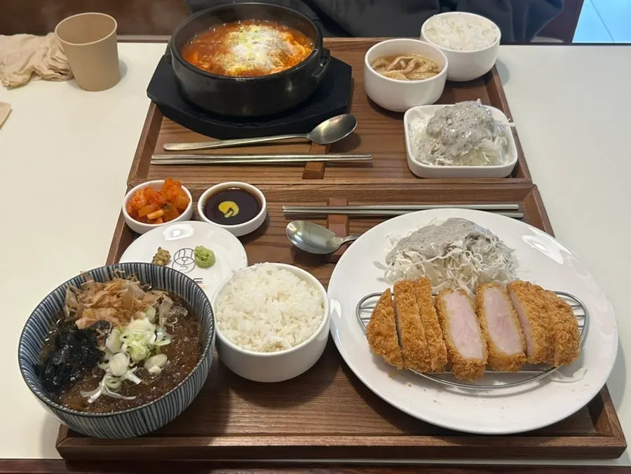 Table with sirloin katsu set and kimchi nabe together
