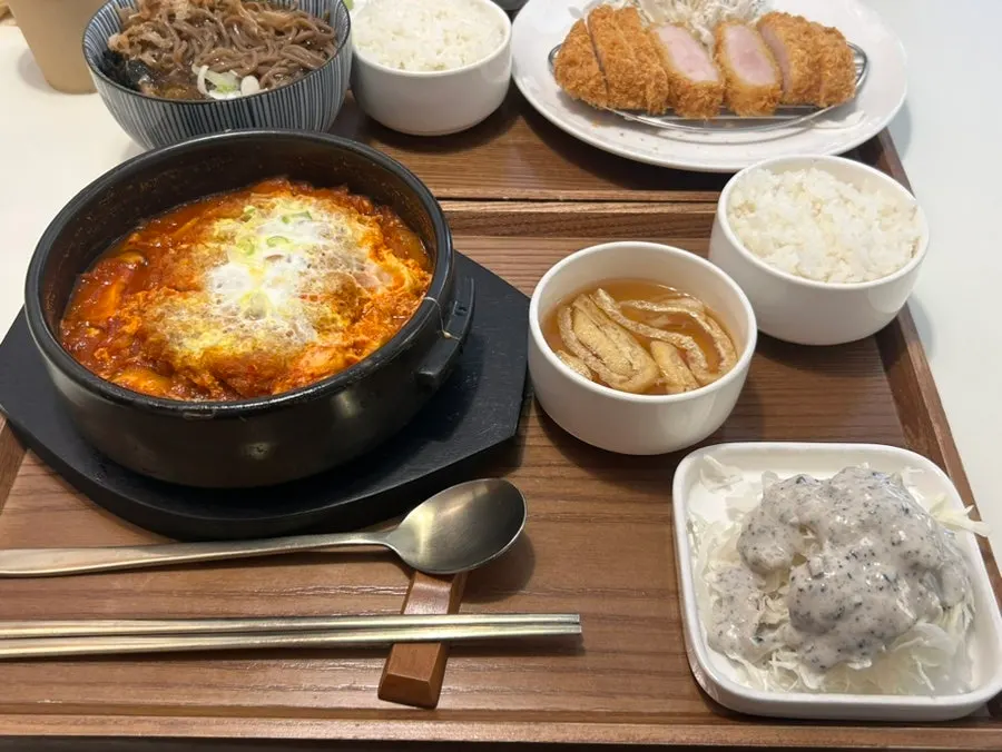 Full kimchi nabe set spread