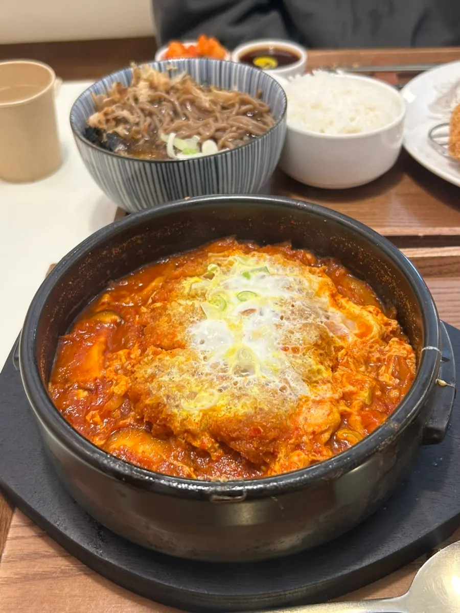 Surface of the kimchi nabe with kimchi and tonkatsu mixed in