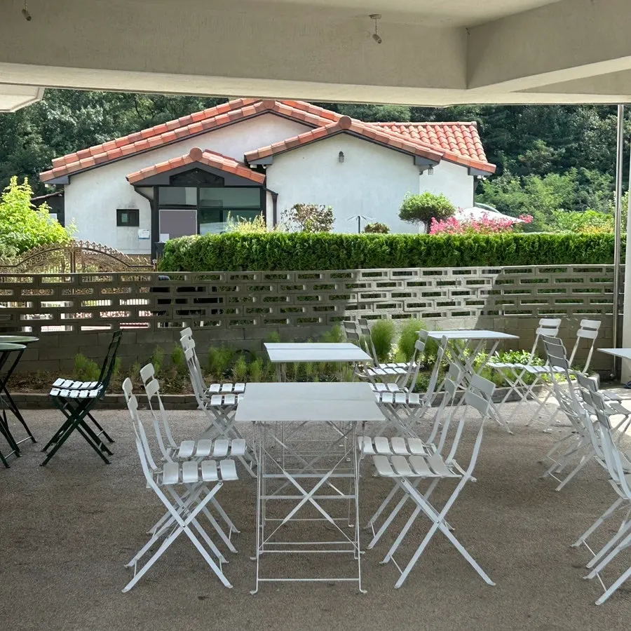 시유당 외관과 주차장 주변