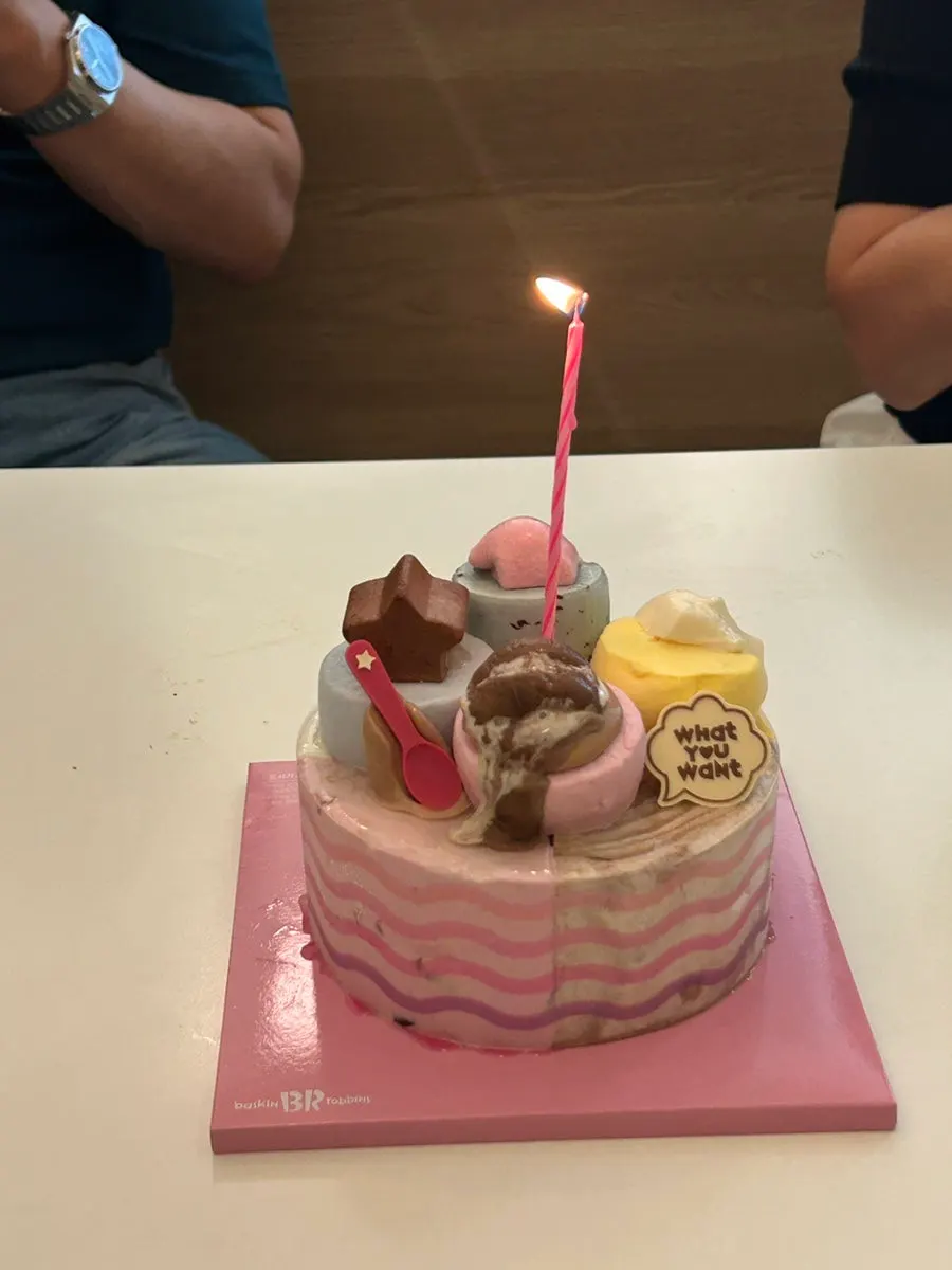 반입한 아이스크림케이크로 한 생일파티