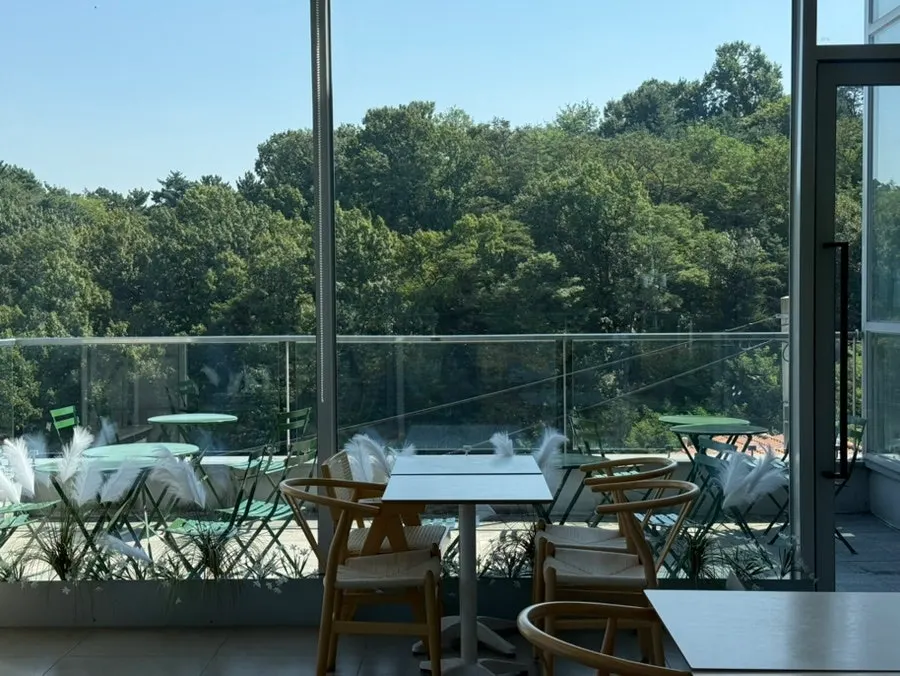 High-ceiling seating area inside Siyudang