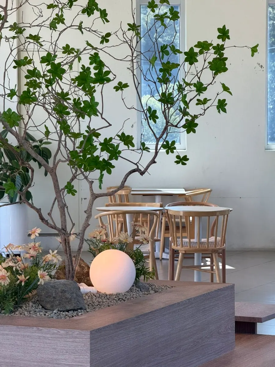 A window-side table for sitting face to face at Siyudang