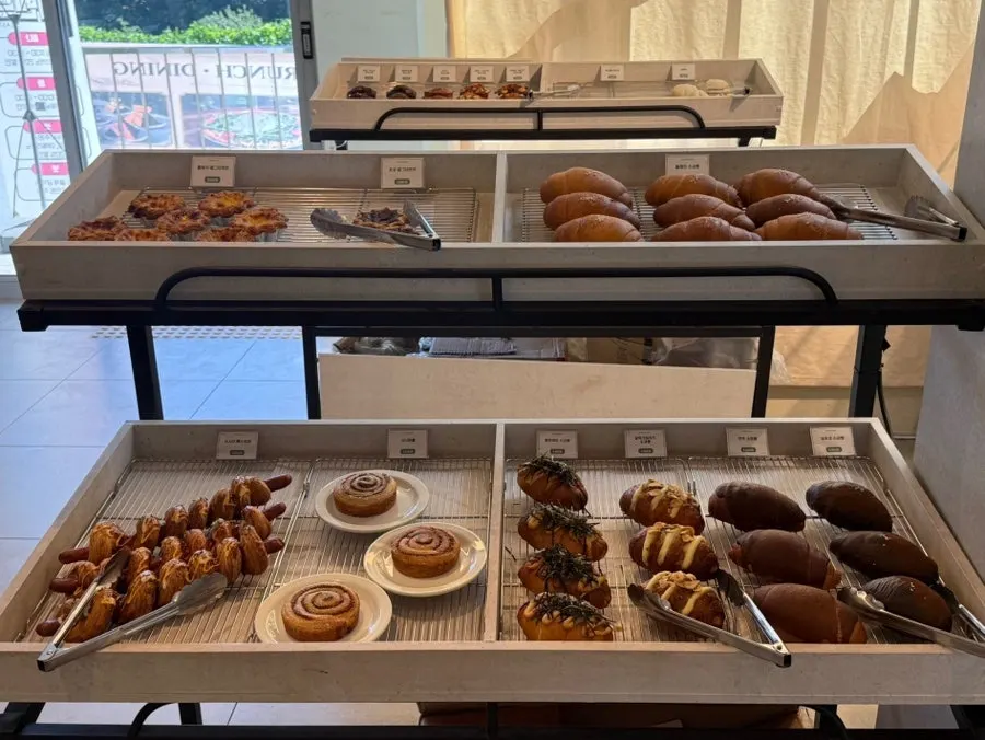 Bakery bread display on Siyudang's first floor