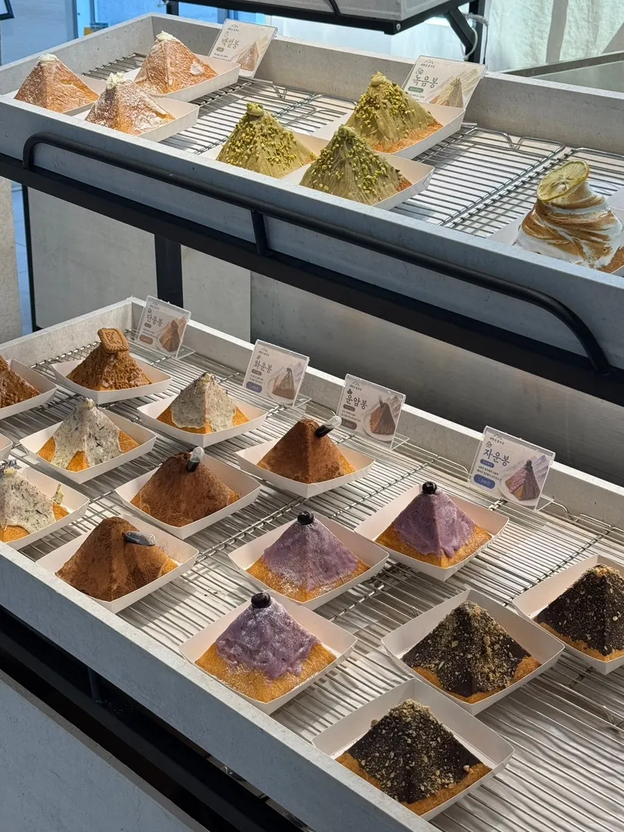 Mountain-peak shaped pastries, Nogyeombong and Jaunbong