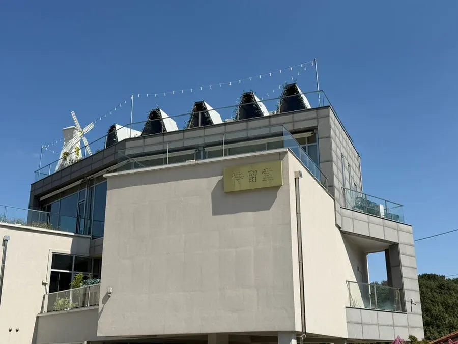 Siyudang's building exterior and surroundings