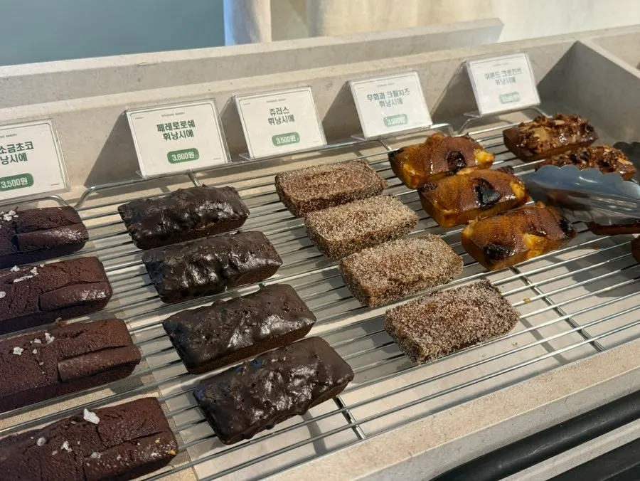 Siyudang's bakery display case