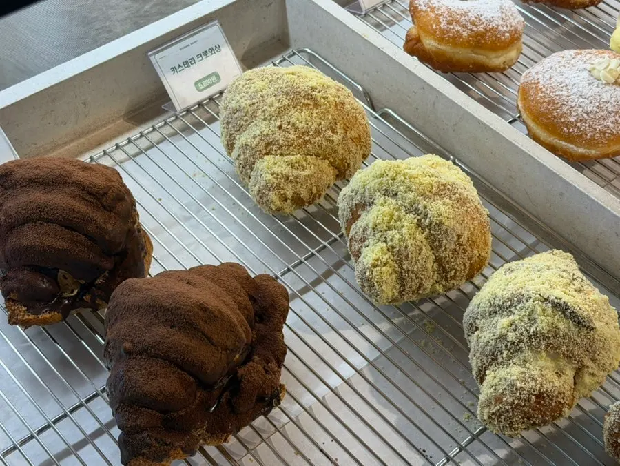 Bakery items themed on the eight peaks of Taehaksan