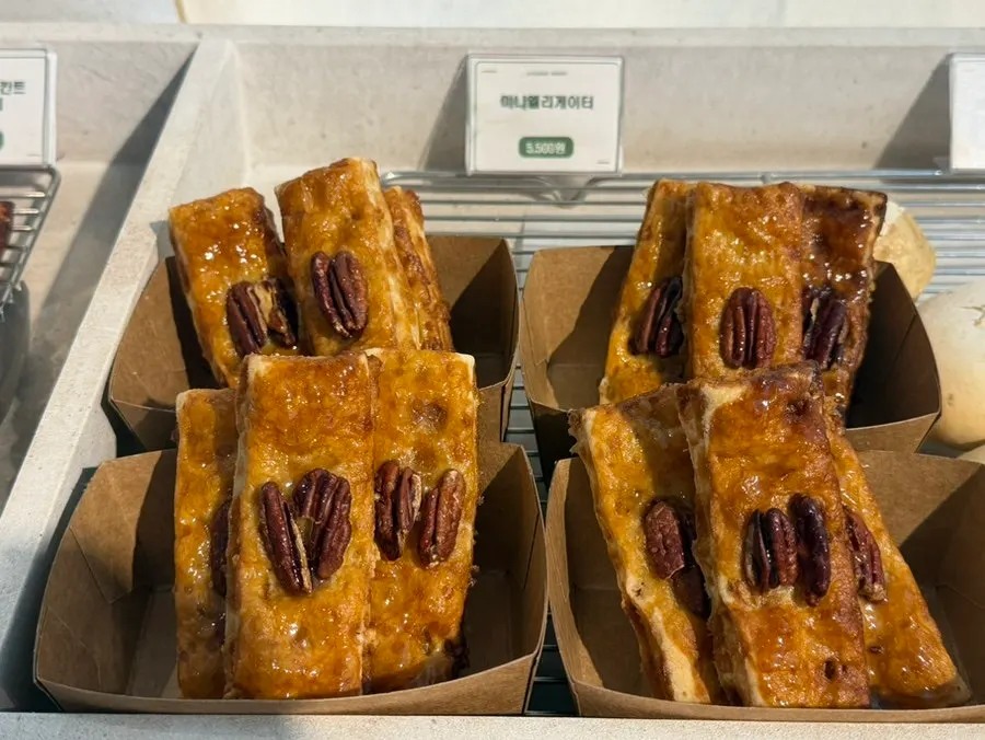 Mountain-shaped breads on display at Siyudang