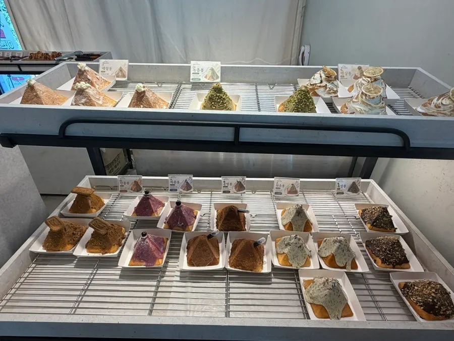 A view of Siyudang's bread display
