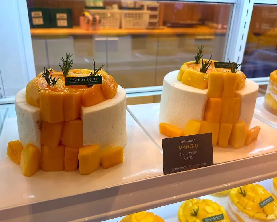 マンゴーがこぼれ落ちる形のマンゴーワルルルケーキ