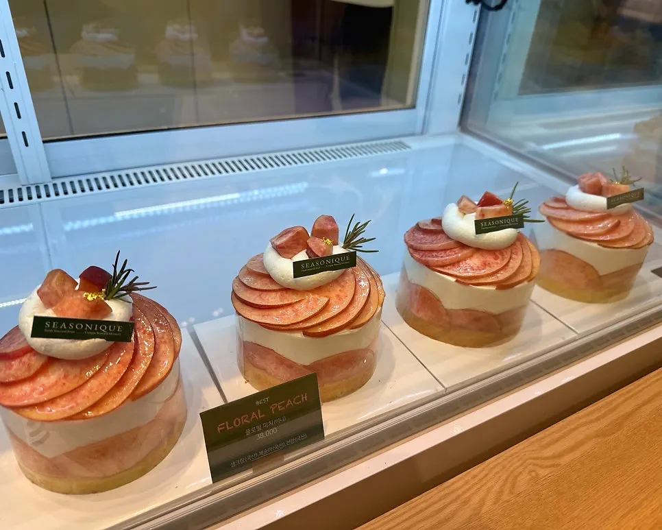 ミニサイズの桃ケーキ