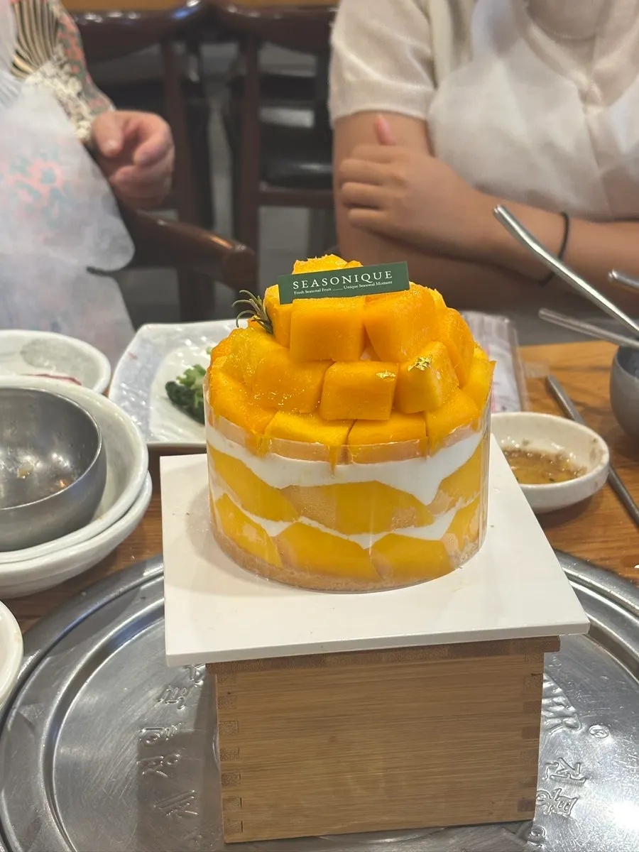 Corte del pastel torre de mango en casa