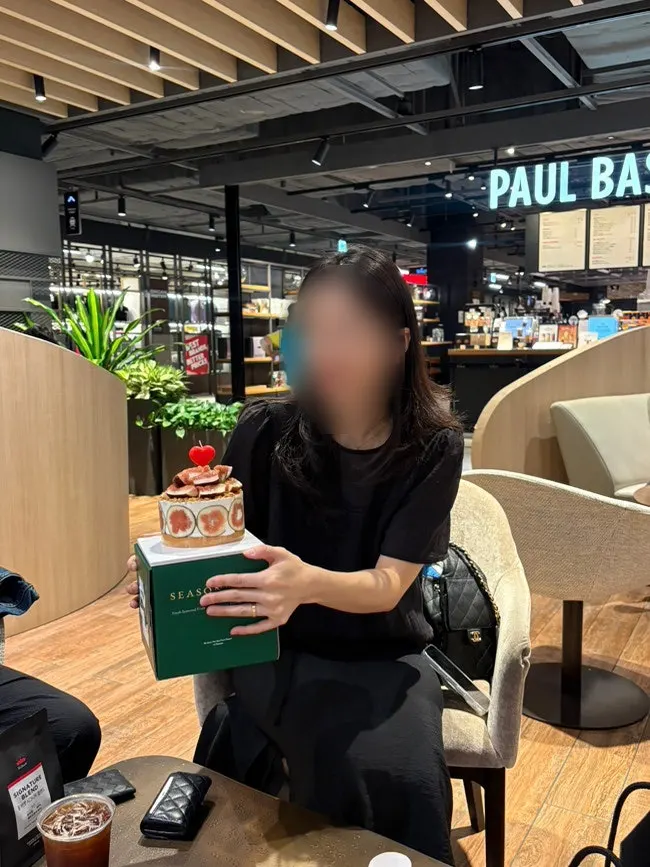 잘라서 접시에 담은 무화과 생크림 케이크 한 조각