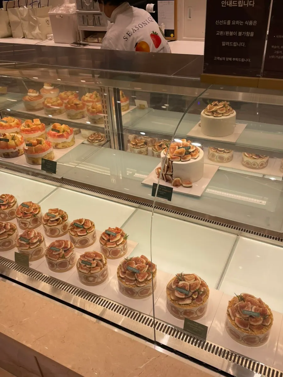 Siznique's signature tumbling fruit cake on display
