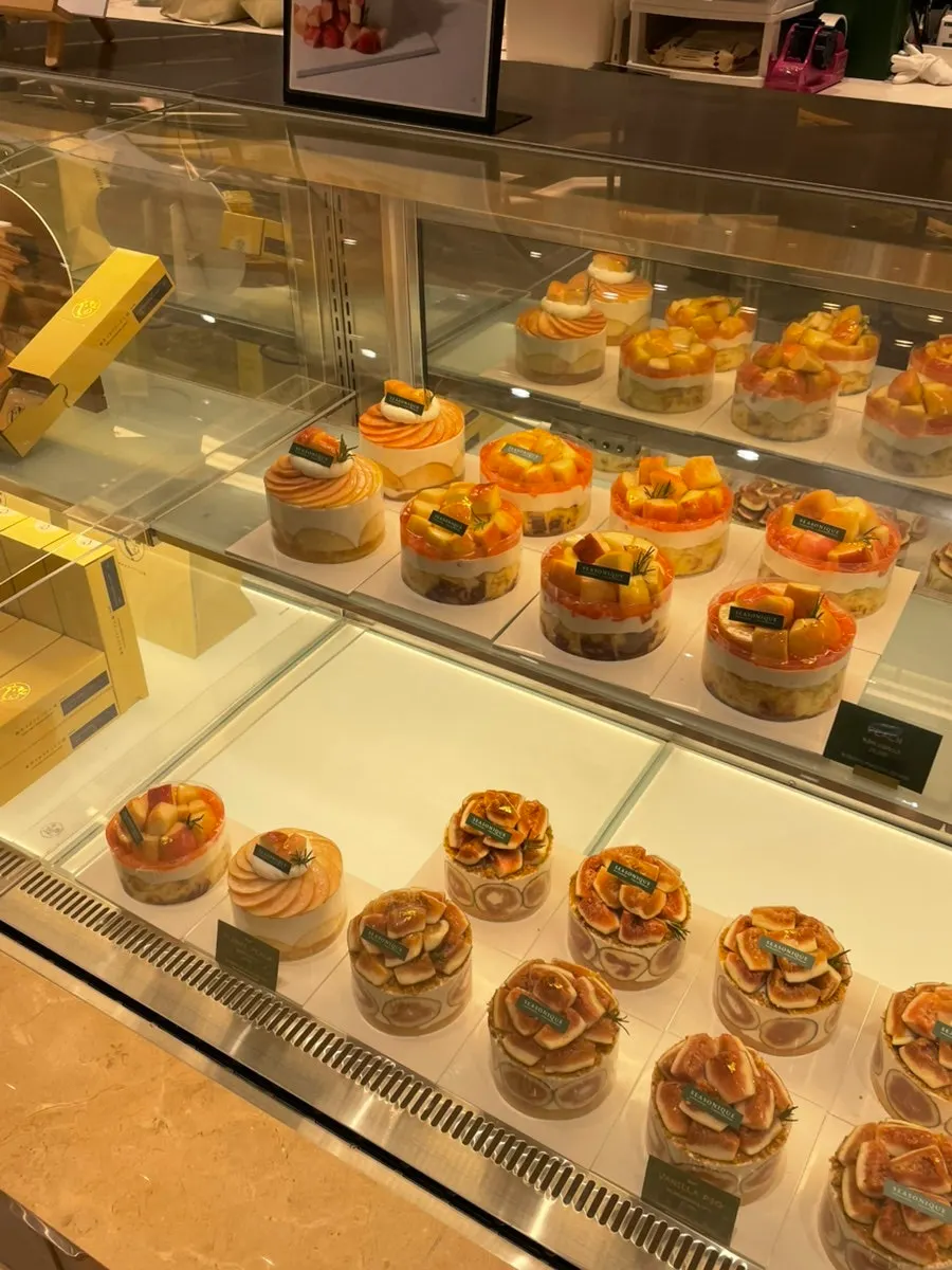 Mango cake showcase at Siznique